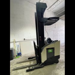 41116A1 FORKLIFT CROWN RR5300 SINGLE REACH ELECTRIC 5.5K LBS.