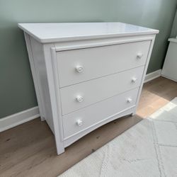 Modern White 3 Drawer Bedroom Storage Chest Dresser! Good condition, light cosmetic wear, chip on top. All drawers slide great! 37x19x35in