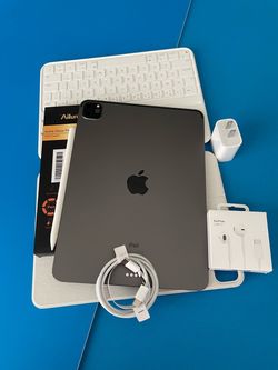 Apple IPad Pro 11” 2nd Generation (2020 Model / Face ID ) 256GB with Keyboard, pen & Accessories