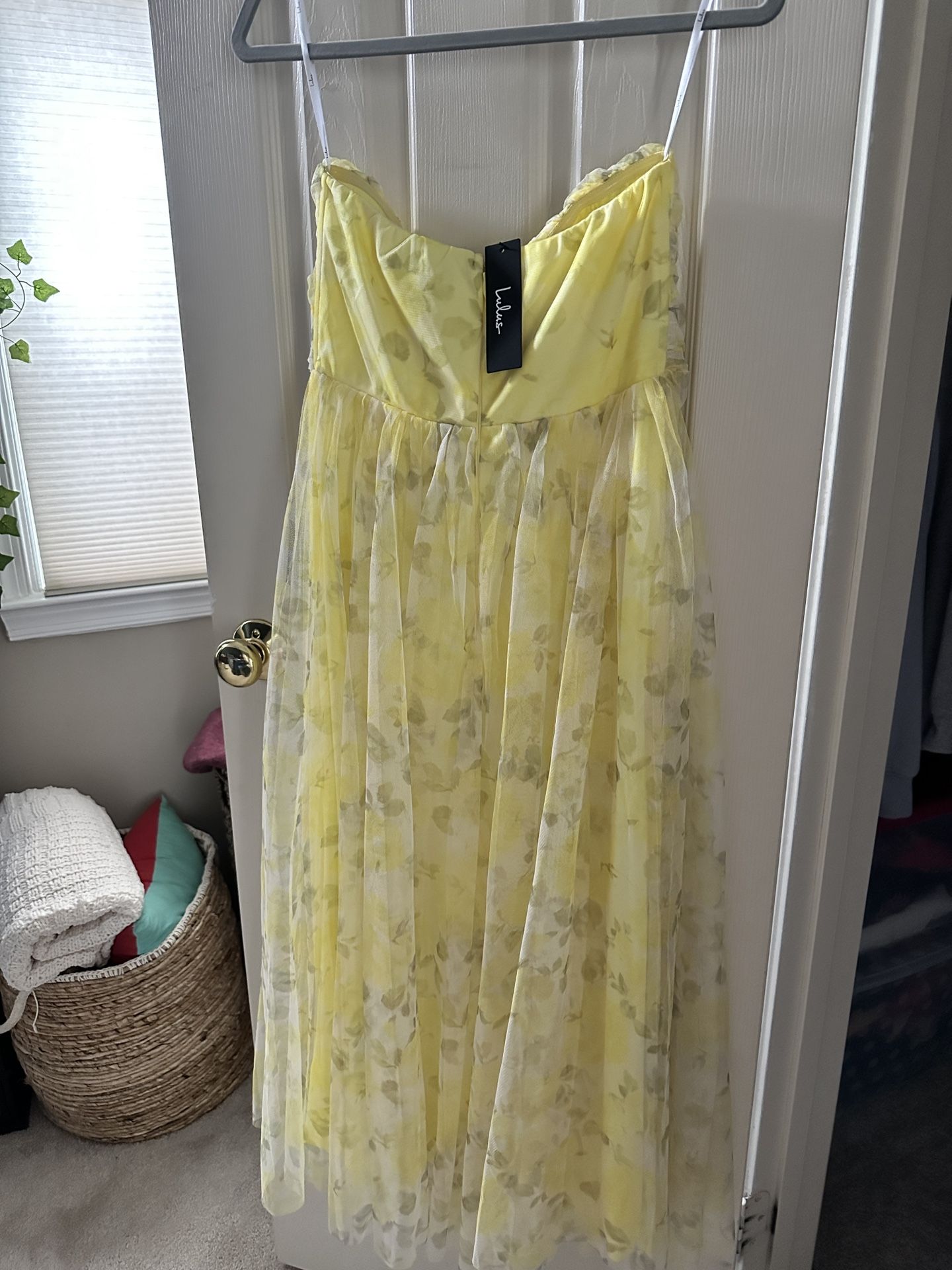 Lulu’s (M) Perfect Whimsy Yellow Floral Mesh Strapless Midi Dress