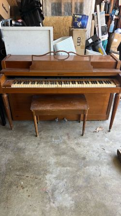 Piano upright Howard