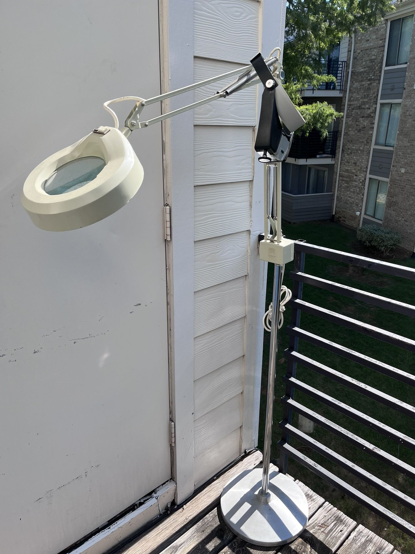 Floor. Lamp Magnifier. 64” Tall , Arm 30”