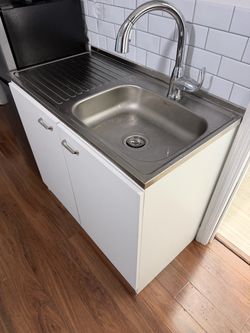 Fregadero / Sink with Cabinet & Faucet