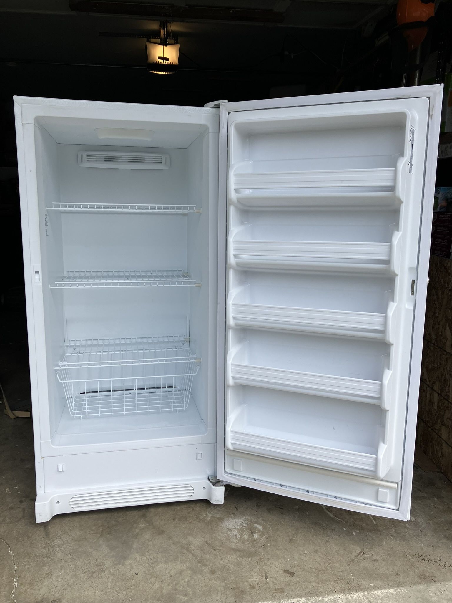 FRIGIDAIRE Upright Freezer