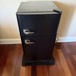 Mini Fridge With Freezer (Antarctic Star 3.2 cu ft)