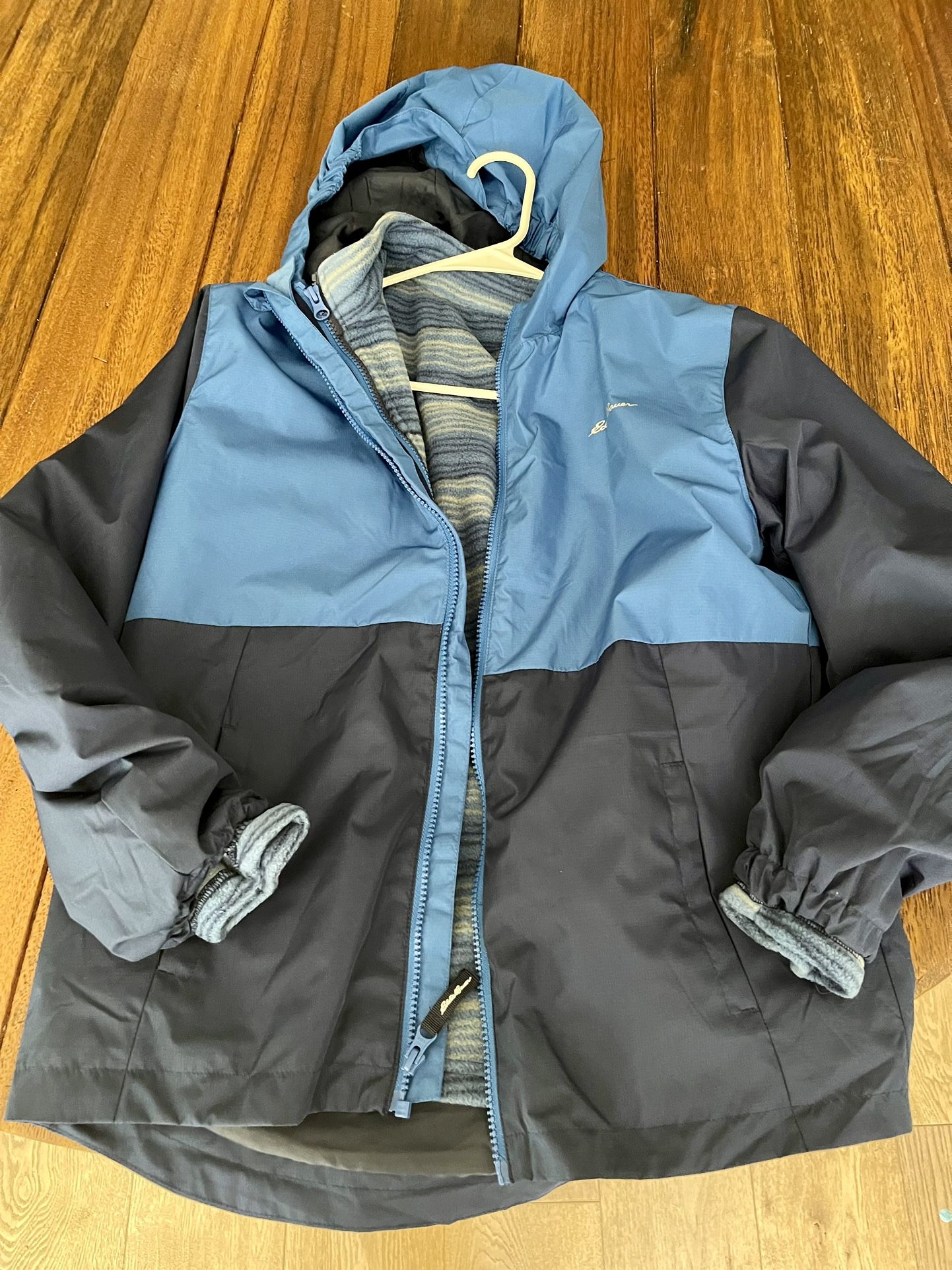Eddie Bauer jacket w remove able soft liner. Inside and outter pockets, hoodie, thick Size L (14/16)