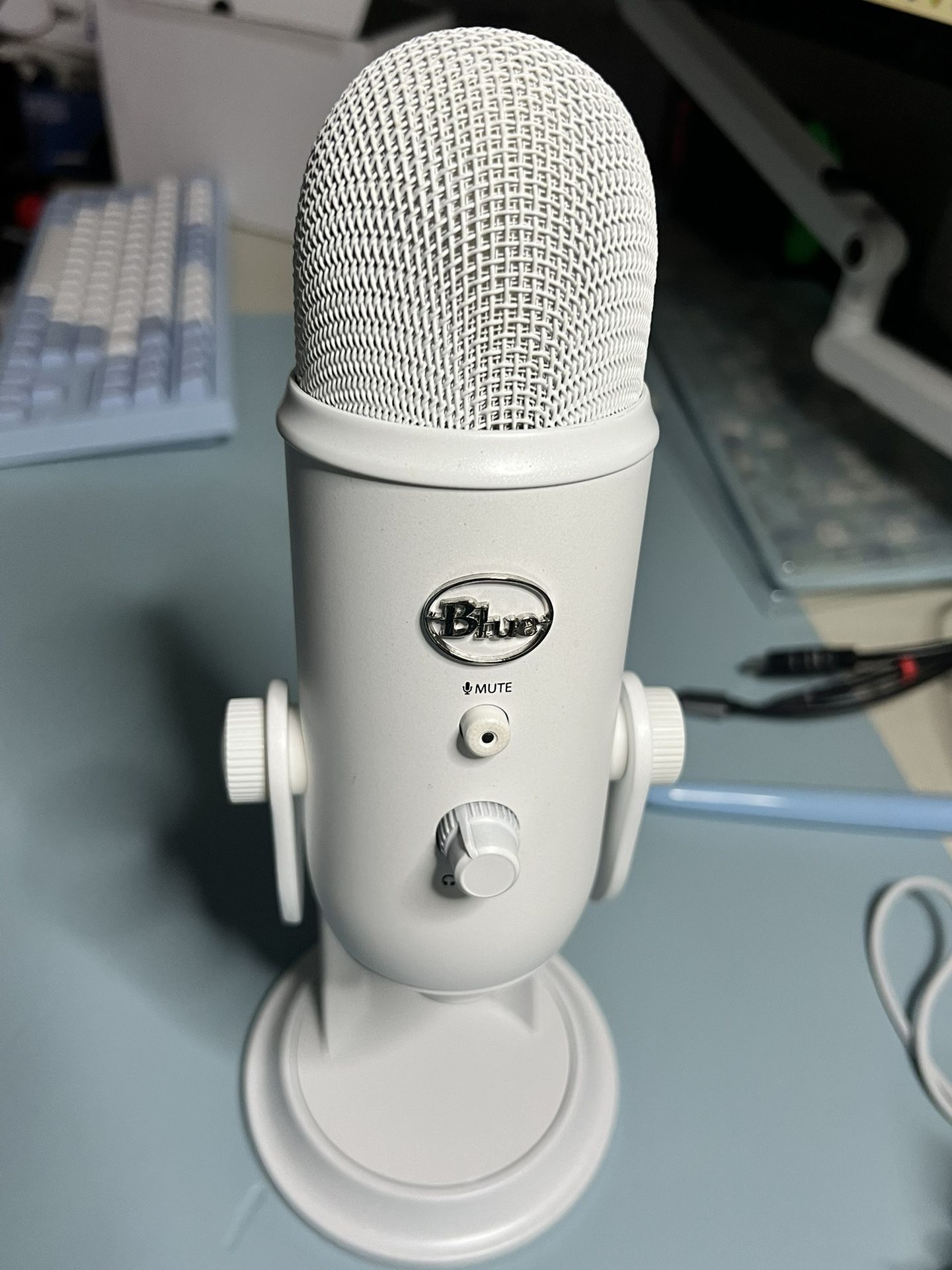 Blue Yeti White Out Microphone (Excellent Condition)
