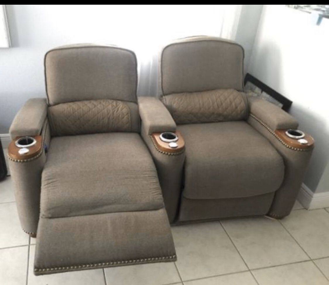 Confortable recliner couch ( super cómodo reclinable)can be disassembled in 2 pieces