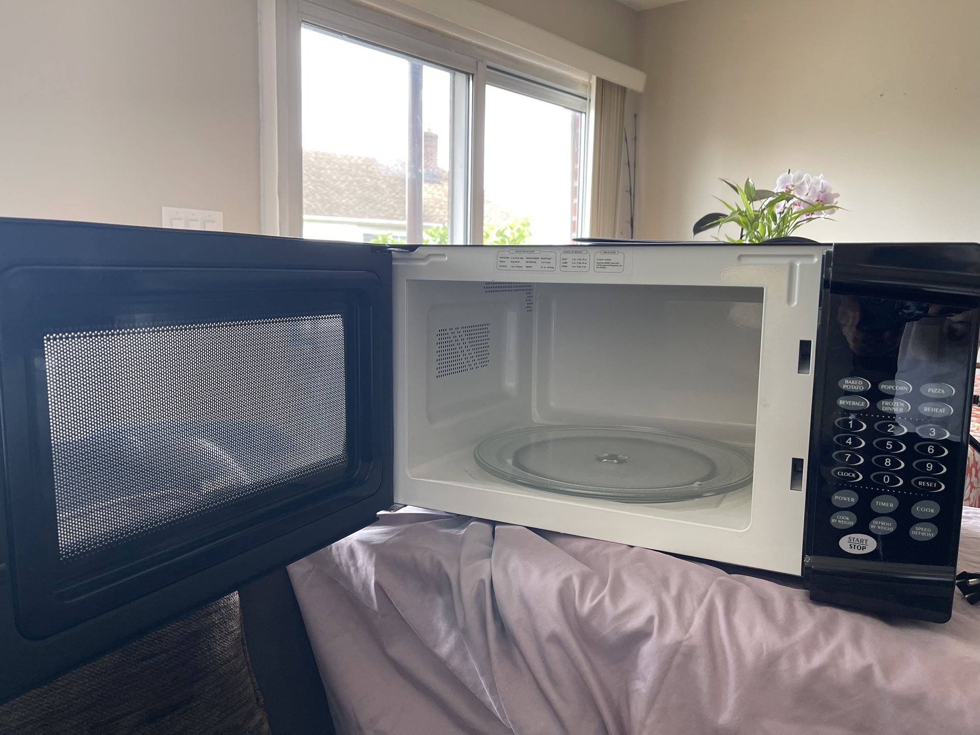 RCA 1000 Watts Microwave