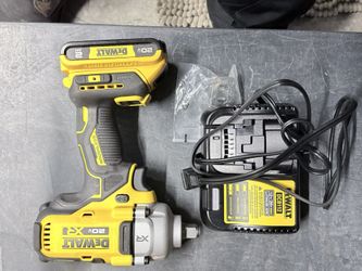 20V MAX XR Cordless 1/2 in. Impact Wrench With Bag, Battery, And Charger.