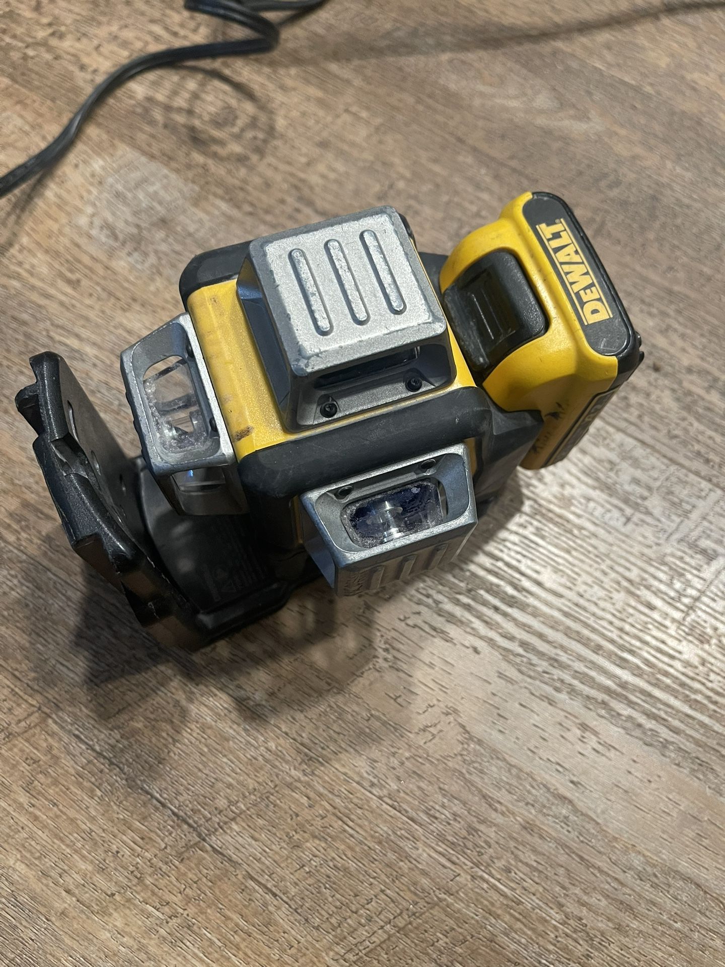 Leiser Dewalt