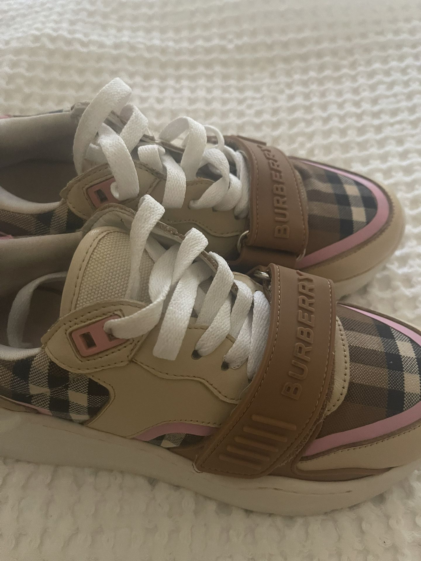 Girl’s Burberry Ramsey Story Sneakers in Brown Leather Pink