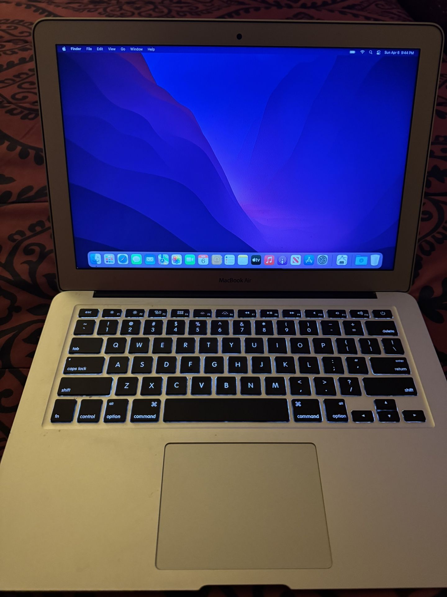 MacBook Air 2017 (13-inch) w/ backlit keyboard macOS “Monterey”