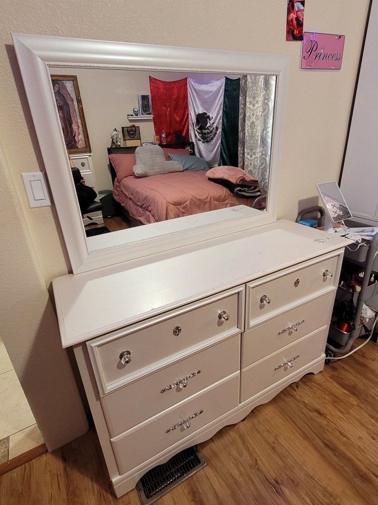 2 Matching Dressers