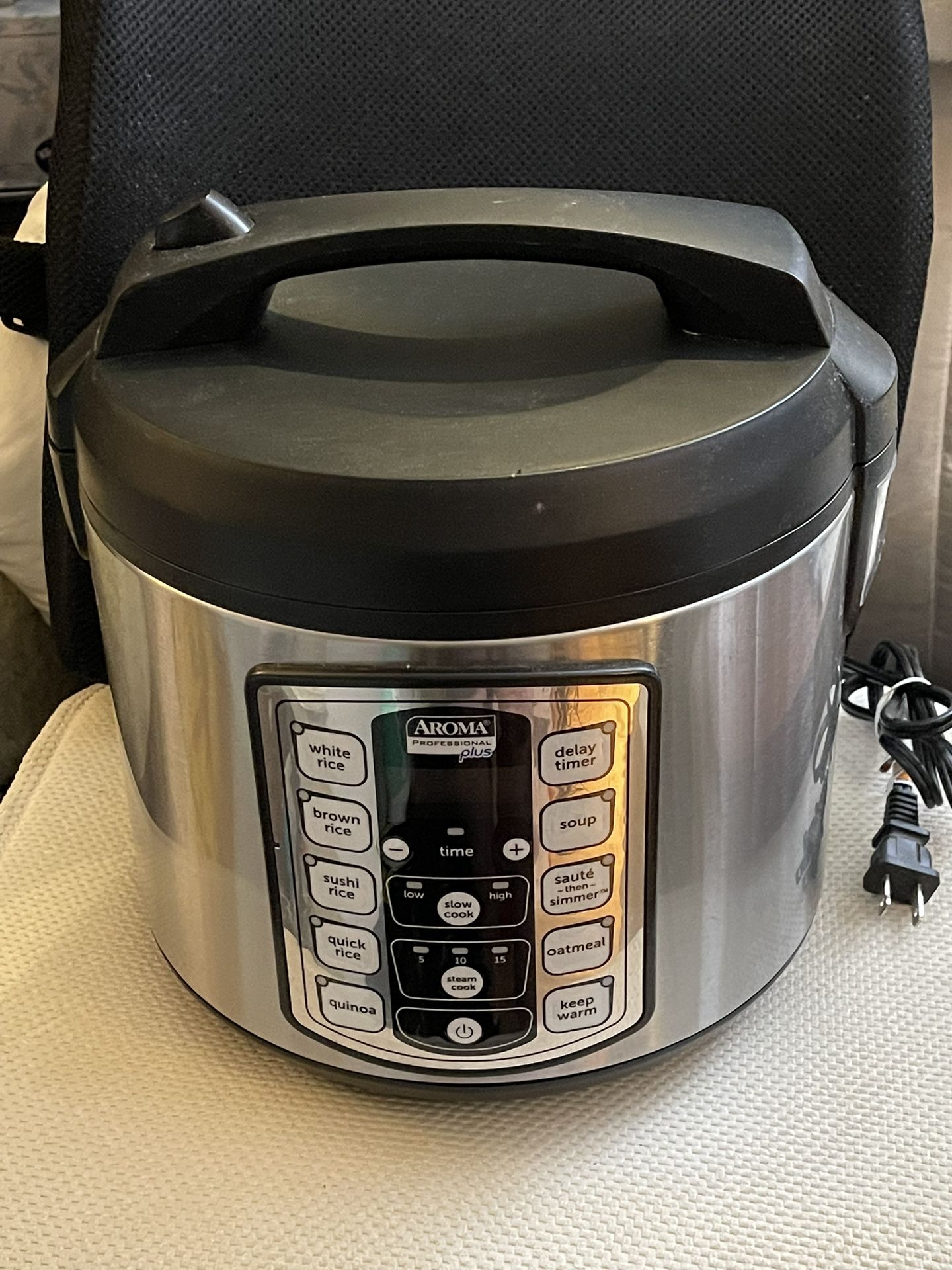 Like-New!! 'AROMA' PROFESSIONAL PLUS 20-Cup Rice (cooked) (5-Qt) Digital Cooker/Vegetable Steamer - posted price is firm.