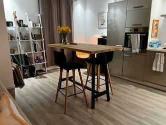 Solid Wood Dining Set + 4 Counter Chairs – European Design – Like new