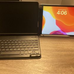 📱 iPad 7th Gen (128GB) + Keyboard Case + Apple Pencil – Excellent Condition