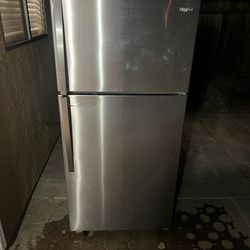 30 In Wide 18 Cu.ft. Whirlpool Stainless Steel Refrigerator 