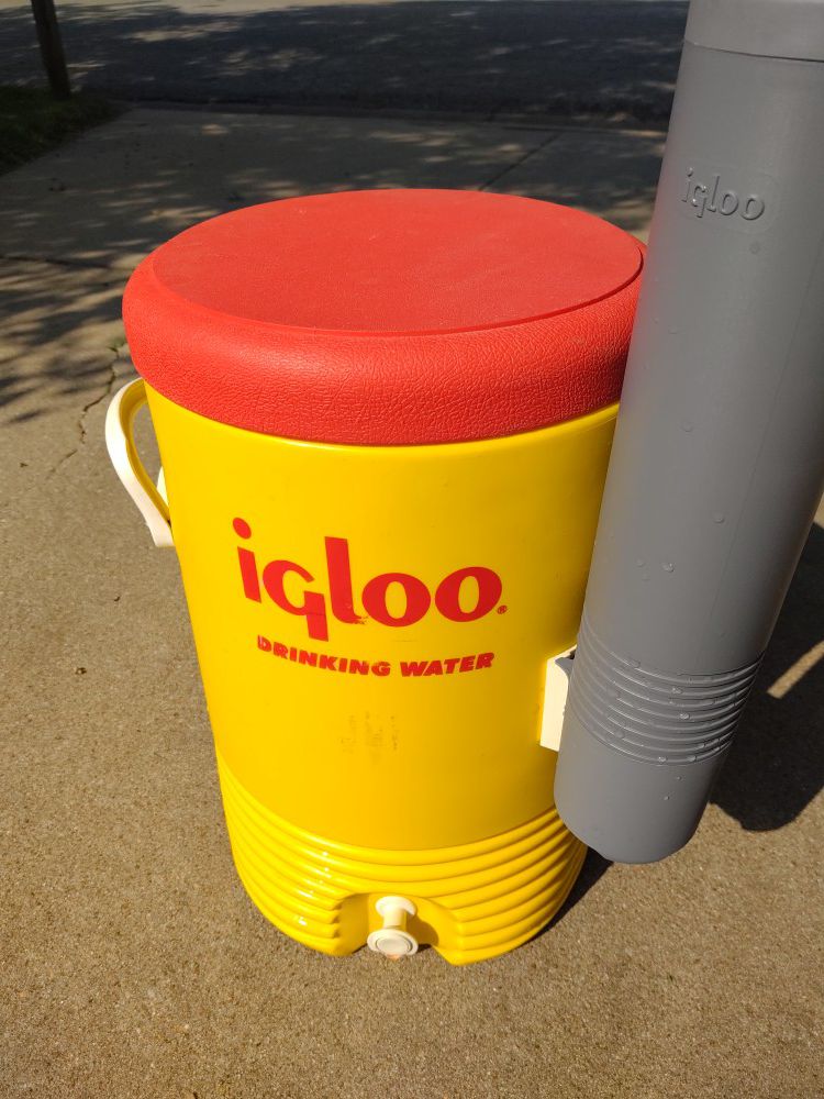 IGLOO 5 Gallon Industrial Water Cooler w/Cup Dispenser and 1000 Cups, Used