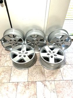 18 Inch 5 Original jeep Wheels Decent Condition.  Log Pattern Is 44.45 “n