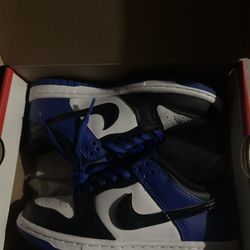 low dunks, size 4 kids, 70$ or any other offers, worn once