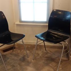 Black And Chrome Mid Century Modern pair of Chairs For Sale