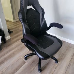 Gaming Chair – Clean & Comfortable – Minor Wear