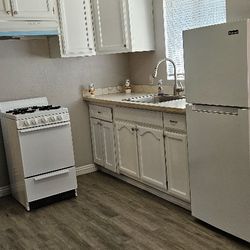 Cocina con Estufa Y Refrigerador