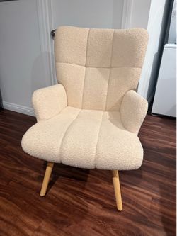 Bouclé Accent Chair – Like New
