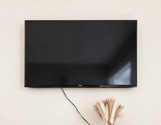 VIZIO 50" Class V-Series 4K UHD TV w/ wall mount