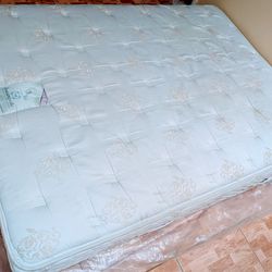 Sealy Qu,een matt,ress 11 inch, medium firm, innersprin,g. Delivery available.