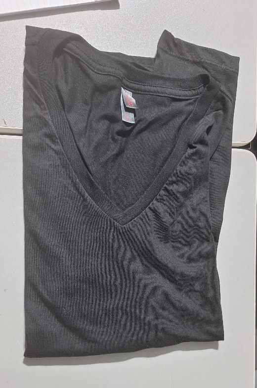 (BB - 9)   DISTRICT WOMEN'S V-NECK T-SHIRT BLACK SIZE X-LARGE 