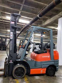 HEAVY DUTY Toyota forklift for sale 6,600 lb, 3 stage, side shift