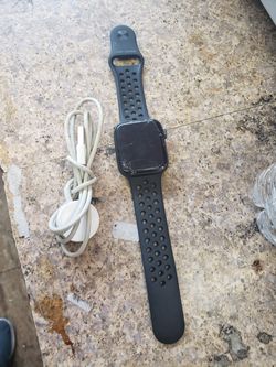 Apple watch 44mm series 4 cracked but works