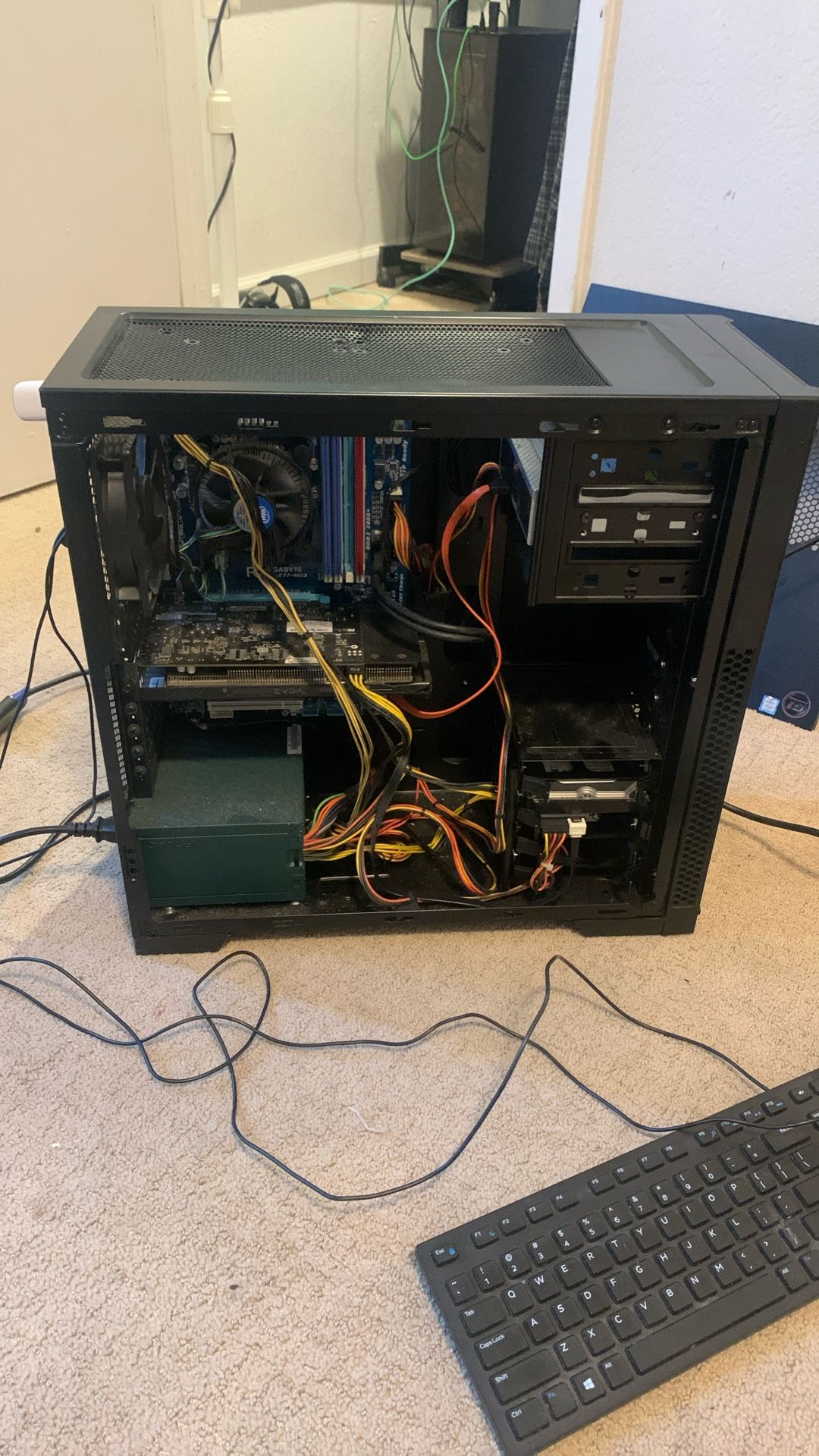 PC Corsair With Gtx750ti Monitor Keyboard Mouse And Cables