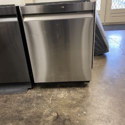 Brand New Samsung Dishwasher Stainless Steel  Fingerprint Resistant  Dishwasher With The 3rd Rack  39 dBA. 