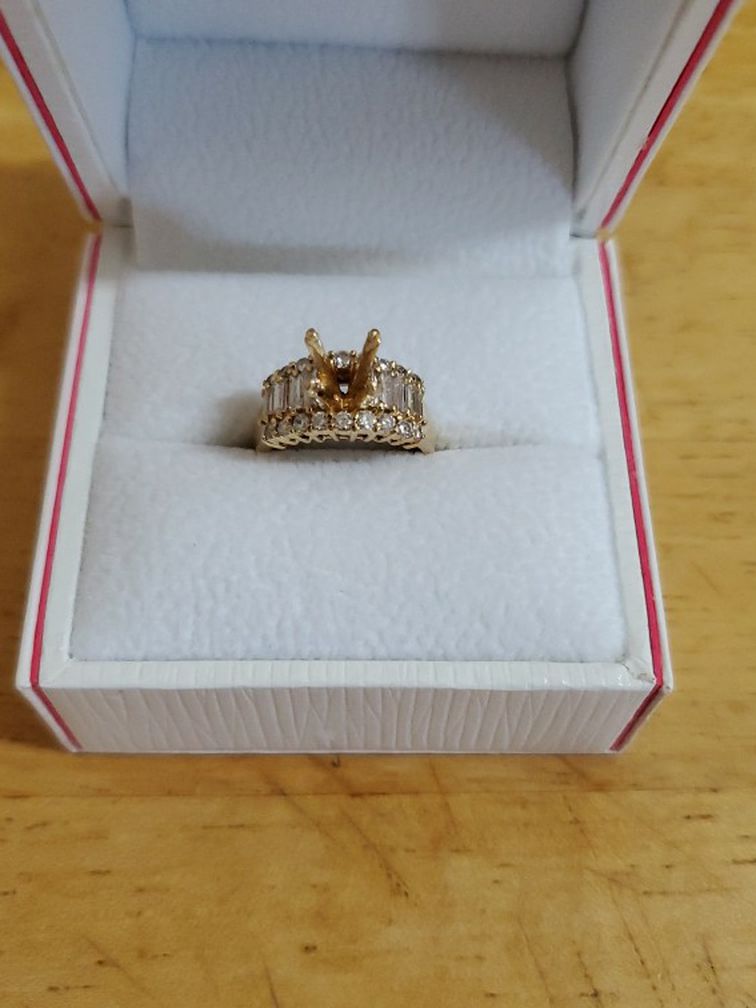 Very Nice 18k Gold Wedding Ring With Diamonds Set