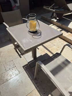 Table with 2 chairs