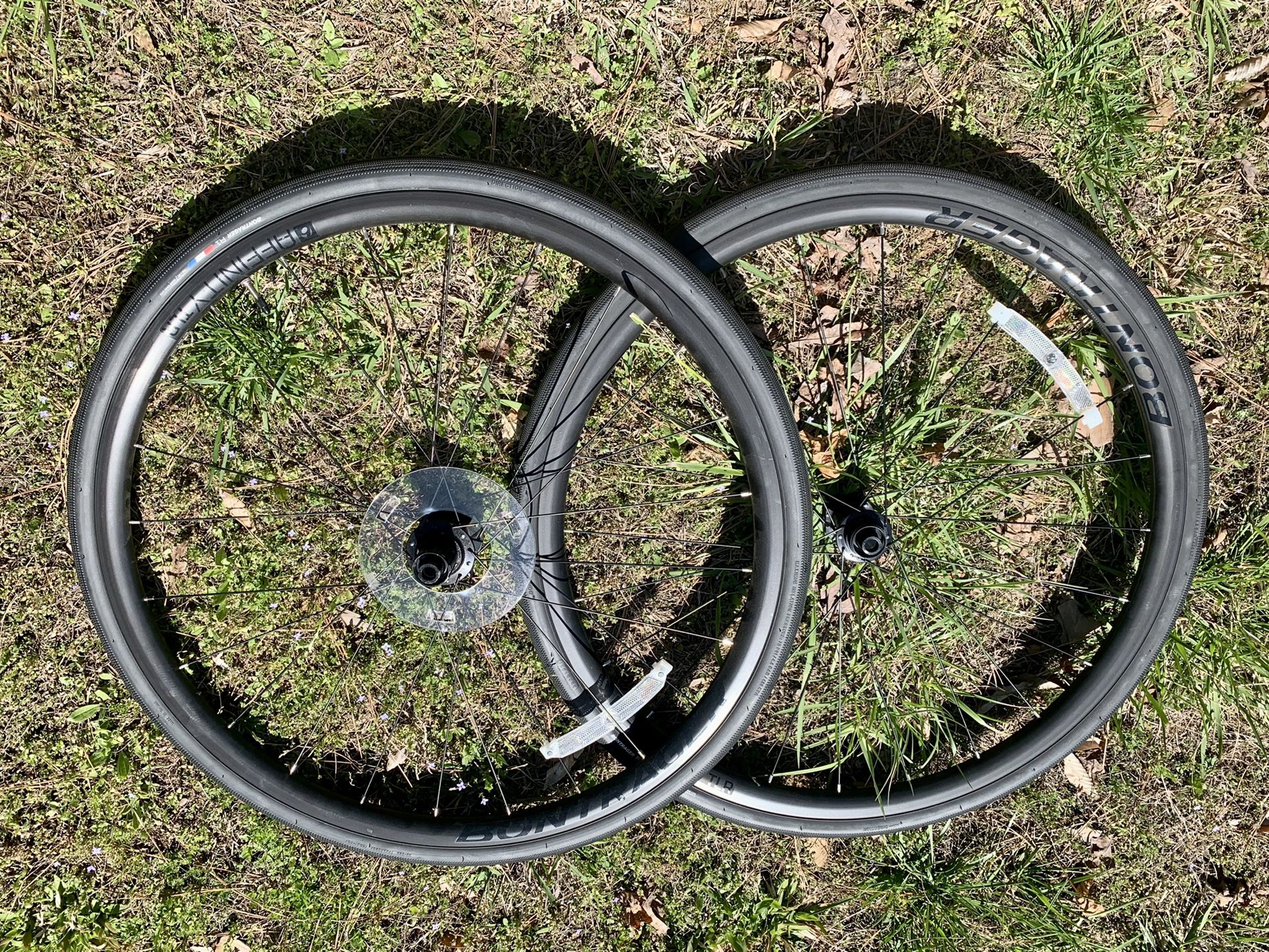 Bontrager Affinity TLR Disc Road Wheel Set with R1 Tires for Road Bike