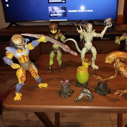 16 PC Aliens vs. Predators Toy Figures