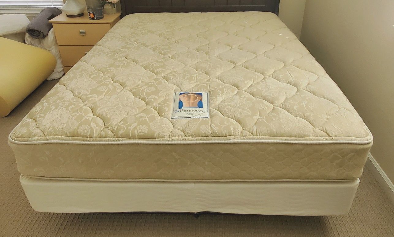 Queen Bed Set (Mattress, Box Spring, 4in Mattress Topper)