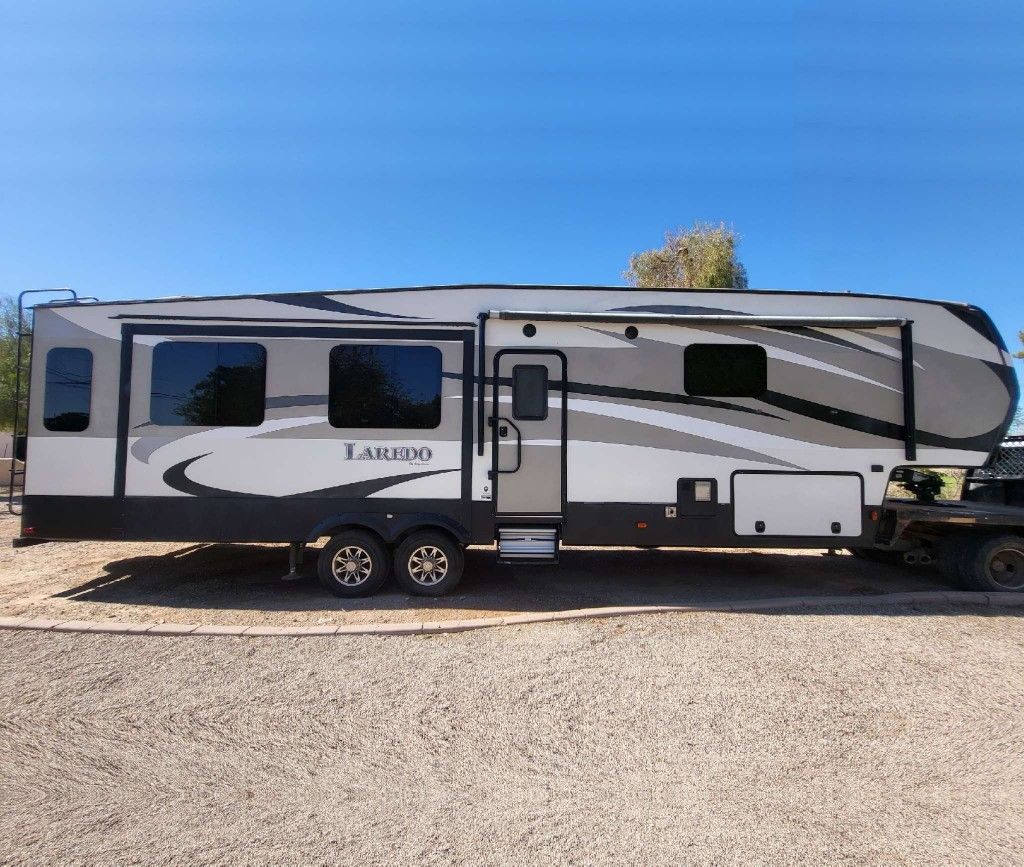 2017 Keystone Laredo 35' M-350FB 5th wheel - warranty, fully loaded & excellent condition