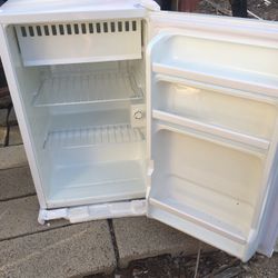 Like New Daewoo Mini Fridge 2.7 Cubic Feet White