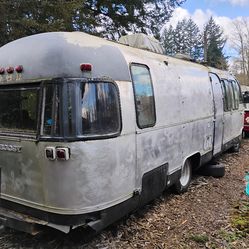 An old trailer stainless steel awesome condition outside just needs to be clean and a nice little love