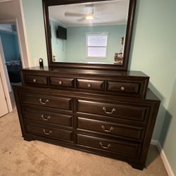 Queen Bedroom Set with matching Dresser! 