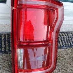 2018 -2020 FORD F150 F-150 RIGHT
TAILAMP TAIL LAMP LIGHT PASSENGER
SIDE GENUINE USED OEM. D4-1