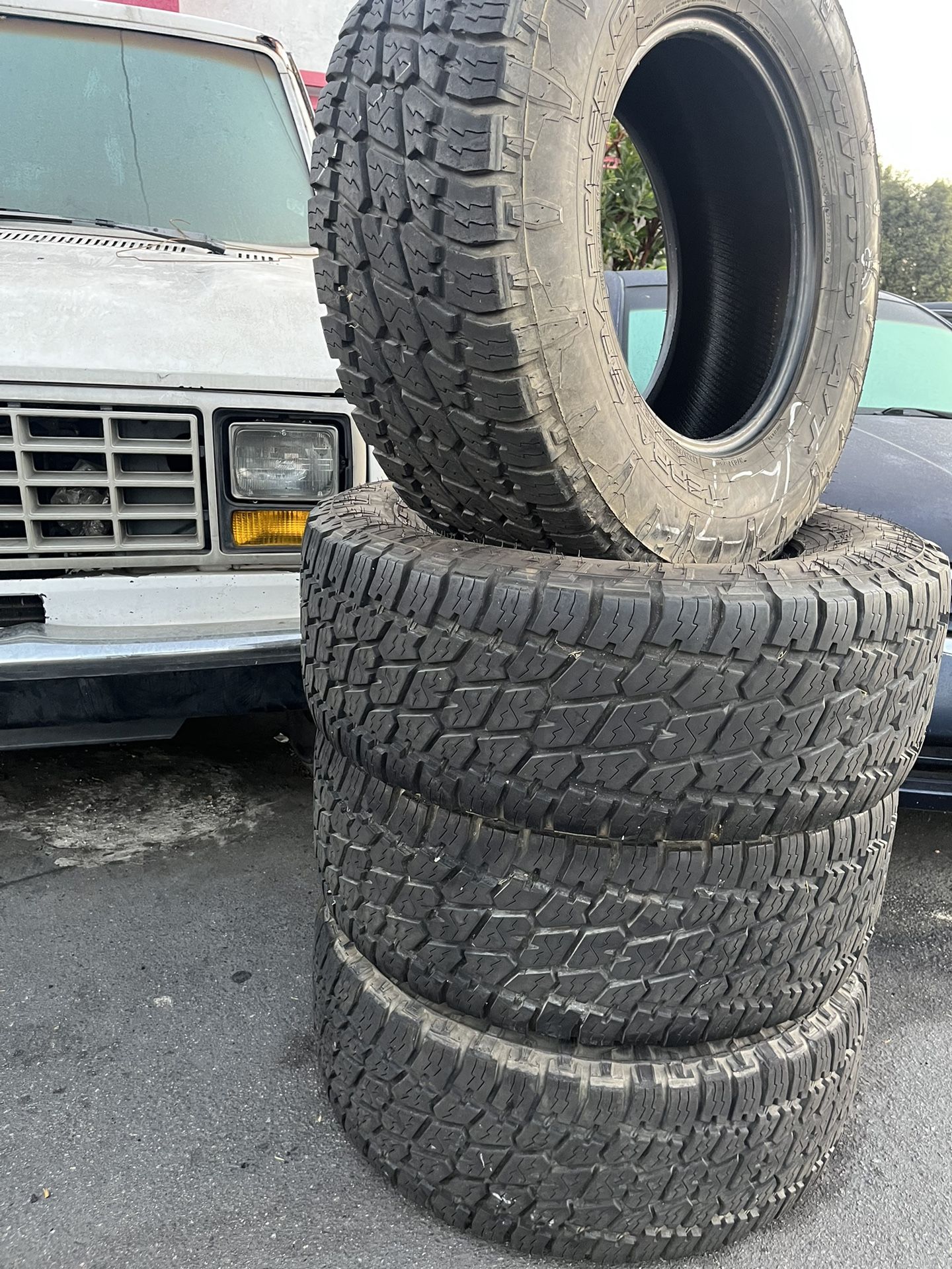 Vendo 325/65/R18 INSTSCION Y Balance Las 4 Llantas Por $300