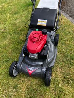 Absolutely beautiful condition genuine Honda HRX 217 self-propelled lawnmower