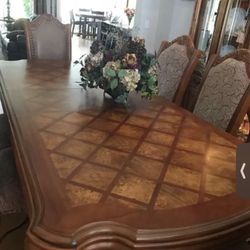 Michael Amini Dining Room Set ( Deliver Available) 