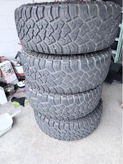 35X12.50R17LT Rims and tires for jeep